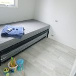 La chambre avec son lit gigogne permet d'avoir deux lits simples ou un lit double et de gagner de la place quand les lits sont rangés.