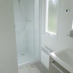 Salle d'eau avec douche et lavabo mobil home grand confort